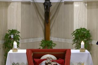 Trumna z ciałem papieża wystawiona w kaplicy Domu Świętej Marty