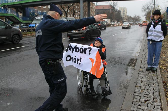 Ostatnie Pokolenie zablokowało Wisłostradę. Furia kierowców. Matka chorego dziecka błagała o przejazd