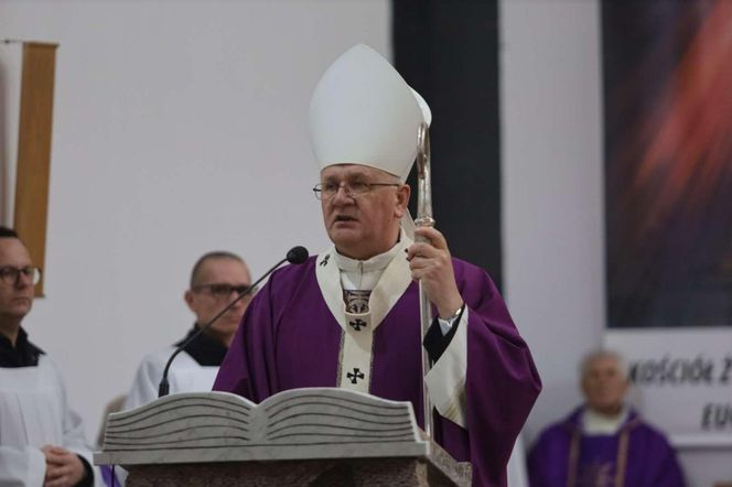 Pogrzeb brutalnie pobitego księdza Lecha. Poruszające słowa arcybiskupa. "Módlmy się za sprawcę"