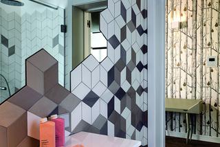 Geometria na ścianie: wąska łazienka i płytki we wzory geometryczne