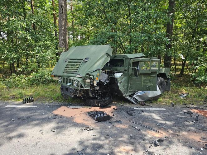 Pojazd armii USA zderzył się z osobówką koło Bolesławca. Jedna osoba w szpitalu 