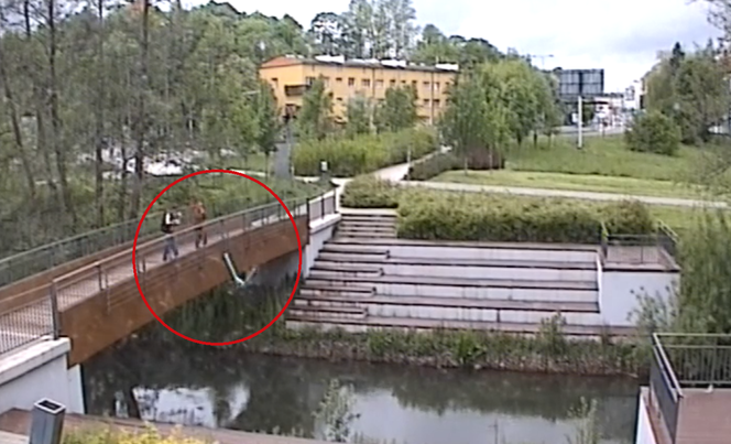 Olsztyn. Nieletni wrzucił hulajnogę elektryczną do rzeki. Wszystko nagrał miejski monitoring!