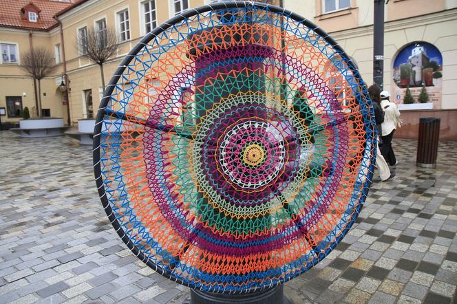 Lublin jest gotowy na wiosnę! Szydełkowe instalacje ubarwiły centrum miasta 
