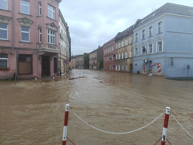 Zagrożenie powodziowe. Głuchołazy. Woda przelała się przez wały. Zalewa miasto