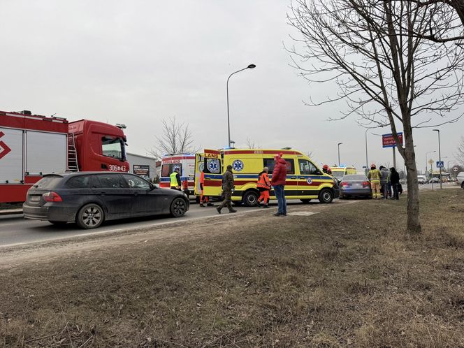 Czołowe zderzenie z nieoznakowanym radiowozem! Ranne cztery osoby, w tym policjanci 