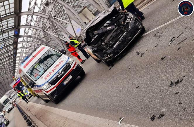 Gigantyczne utrudnienia na S8. Zderzenie busa z samochodem osobowym. Kierujący citroena wydmuchał 2 promile