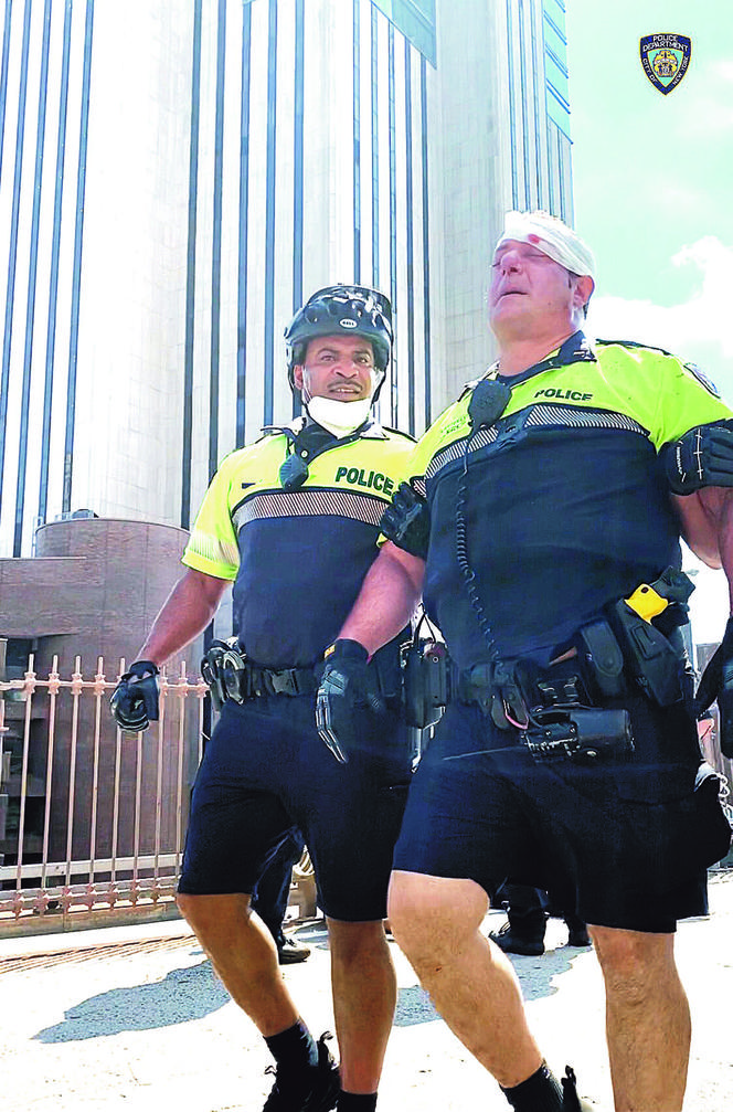 Bezbronna policja ucieka z NYC