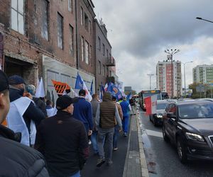 Hutnicy i koksownicy wyszli na ulice w Dąbrowie Górniczej. Apel do rządu o ratunek dla branży i tysięcy miejsc pracy