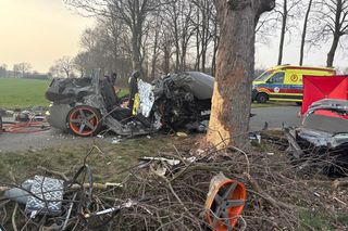 Samochód uderzył w drzewo, nie żyje pasażerka. Tragiczny wypadek w powiecie leszczyńskim
