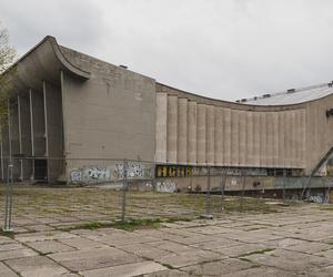 Brutalistyczna Hala sportowa w Wilnie - zdjęcia. Czy ma szansę uciec przed rozbiórką?