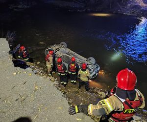 Krosnowice. 29-latek nie zauważył, że powódź porwała most. Wjechał autem do rzeki Biała Lądecka [ZDJĘCIA]