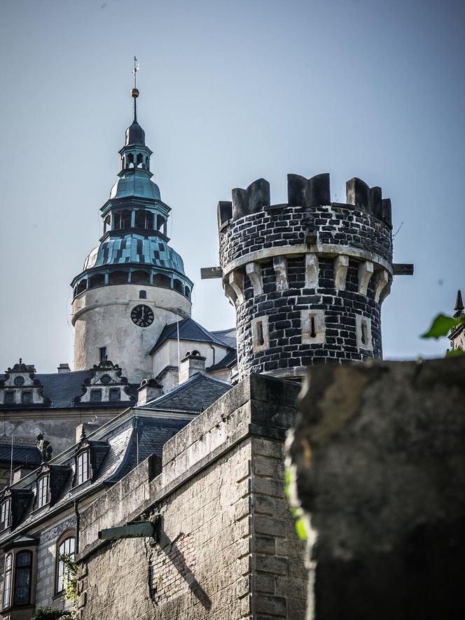 Ten zamek wygląda jak z filmu fantasy.  Leży tuż przy granicy z Polską 
