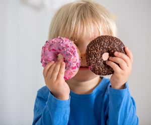 Ile cukru w diecie dziecka to za dużo? Poznaj nowe normy i ukryte źródła