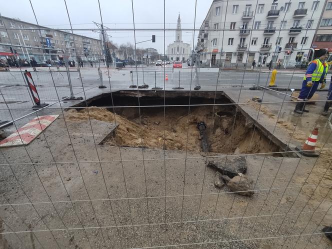 Grochowska się zapadła! Woda wyżłobiła dziurę na 7 metrów! Gigantyczne utrudnienia na Pradze