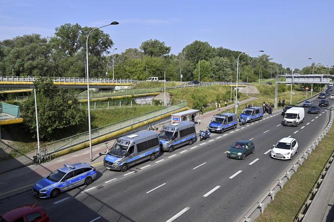  Aktywiści z Ostatniego Pokolenia sparaliżowali ruch. Kierowcy: Ktoś powinien zrobić z nimi porządek!