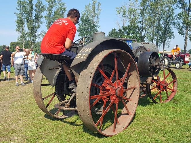 Festiwal starych ciągników w Wilkowicach. Setki maszyn, tysiące widzów i upał