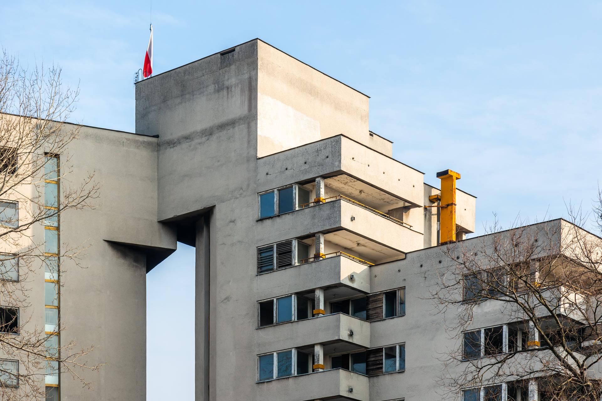 Szpiegowo, blok na Sobieskiego 100 w Warszawie