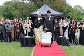 Było spotkanie z modą, muzyką i samochodami z lat 20. w Korczewie. Za nami impreza „Magia lat 20-tych” 2025