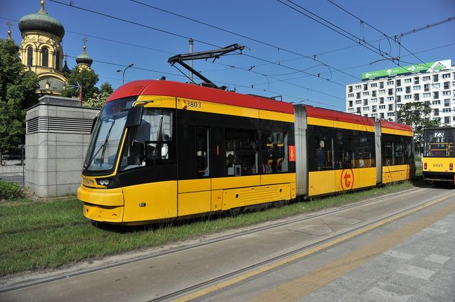 Pasażerowie gniotą się w "szóstce". Skandaliczne warunki w tramwajach na Pradze