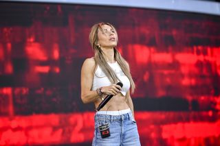 Festiwal w Opolu. Doda z gołym brzuchem i białymi majtami szpanuje w kuluarach! Zdjęcia