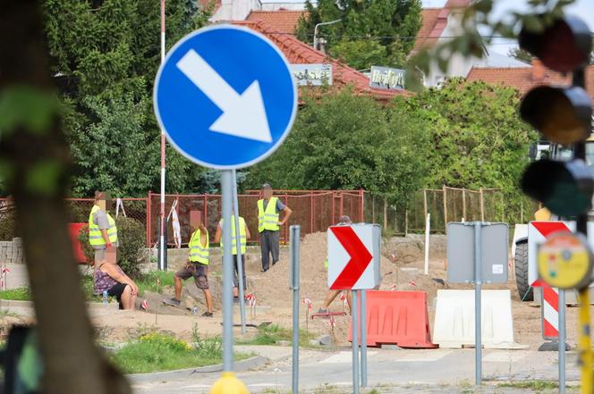 Kierowcy tkwią w korkach, robotnicy się śmieją. Sielankowy nastrój podczas remontu