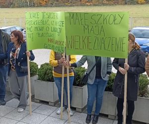 Protest mieszkańców pod Urzędem Gminy Cieszków! Likwidacja szkoły w Pakosławsku odłożona w czasie