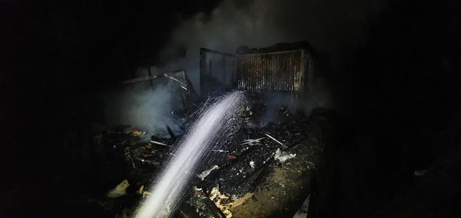 Samociążek. Pożar w środku nocy! Domek letniskowy płonął jak pochodnia