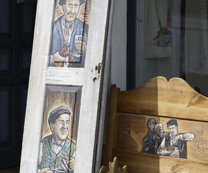 Cała na biało Maria Pakulnis szaleje z sierpem w Lubomierzu. Renata Dancewicz tym razem na spokojnie