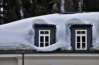 Strażacy apelują o usunięcie śniegu z dachów. W dużej ilości może być bardzo niebezpieczny