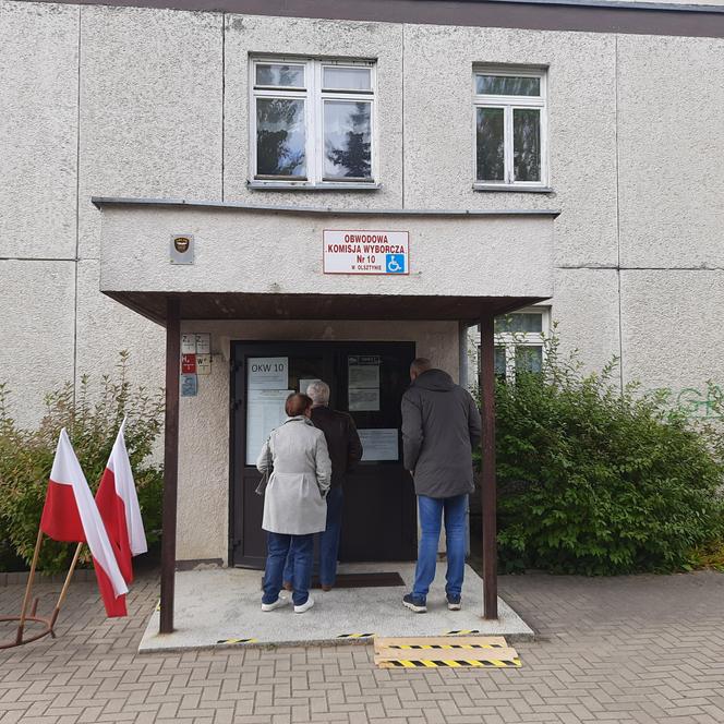 Tak wyglądają wybory w Olsztynie. Mieszkańcy poszli oddać swoje głosy [ZDJĘCIA]