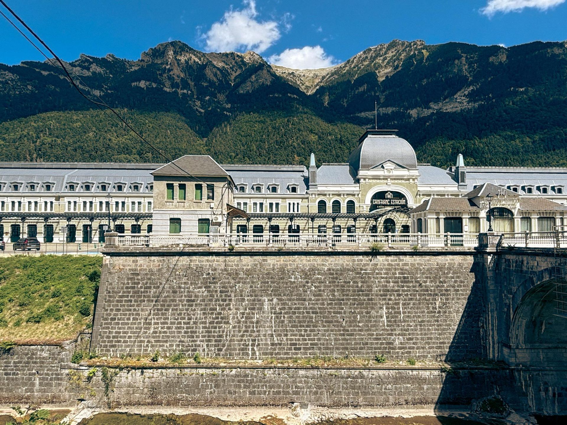  Canfranc Estación, Hiszpania. Dawny dworzec kolejowy zamienił się w luksusowy hotel