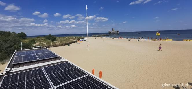 Panele fotowoltaiczne zamontowano na plaży w Babich Dołach
