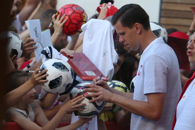 Setki kibiców walczyły pod hotelem Arłamów o autografy piłkarzy