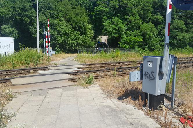 Pociąg potrącił mężczyznę przechodzącego przy zamkniętym szlabanie