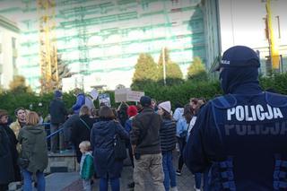 Trwa protest przed siedzibą Straży Granicznej. Chodzi o uchodźców 