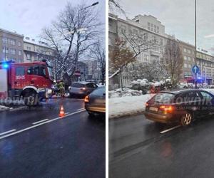 Kolizja z udziałem dwóch samochodów w centrum Krakowa. Na miejsu pojawiły się służby ratunkowe