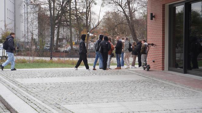 Tłumy na otwarciu kebaba Piri-Piri w Olsztynie. Nie można było się ruszyć, ludzie pchali się jak szaleni [ZDJĘCIA]