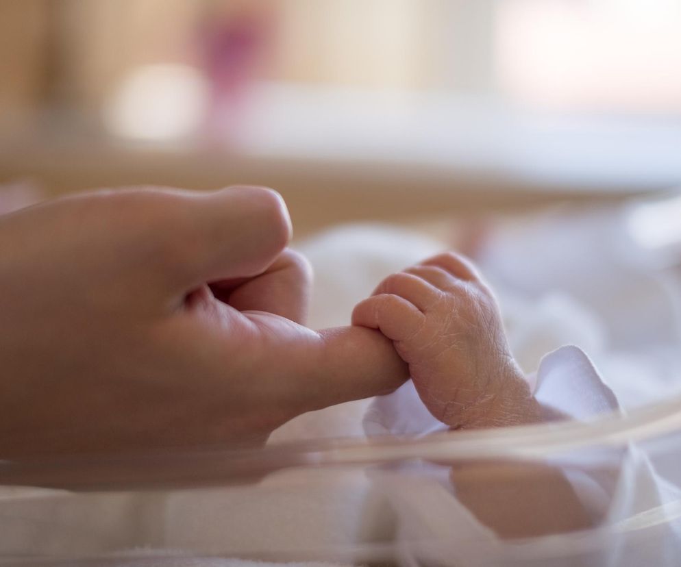 Porzucone niemowlę z Garwolina pilnie potrzebuje domu. „Od urodzenia jest w szpitalu”