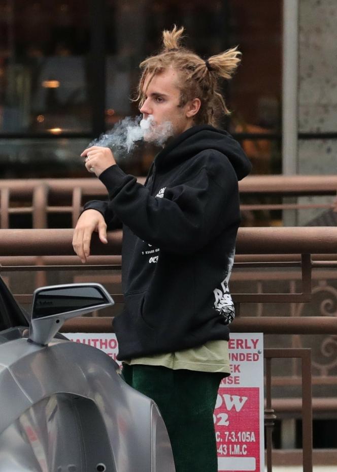 Justin Bieber z papierosem