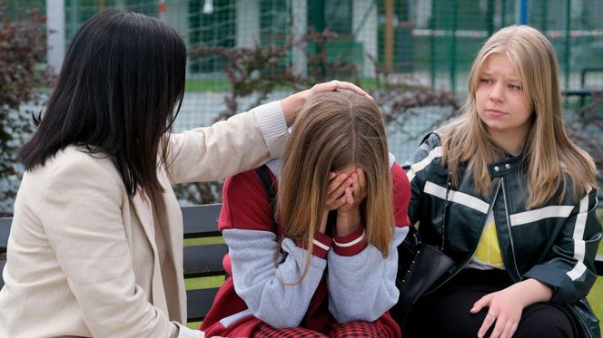 M jak miłość odc. 1885. Sara (Nadia Smyczek), Lenka (Olga Cybińska), Kinga (Katarzyna Cichopek)