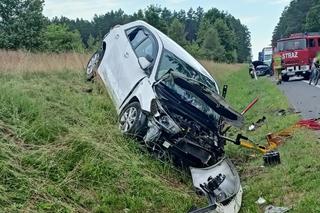 Wypadek na DK 16 w pobliżu Naglad. Dwie osoby ranne po czołowym zderzeniu osobówek [ZDJĘCIA]