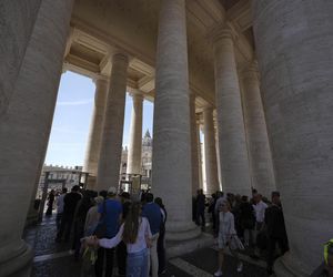 Tłumy na placu św. Piotra. Tak żegnają zmarłego papieża Franciszka 