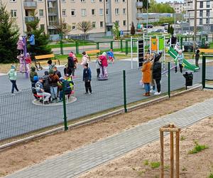 Nowy integracyjny plac zabaw dla dzieci przy siedleckiej „Ósemce” już oficjalnie otwarty!