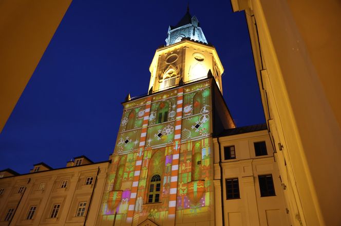 Wieża Trynitarska w Lublinie w świątecznej odsłonie. Na jej elewacji można podziwiać wyjątkową iluminację