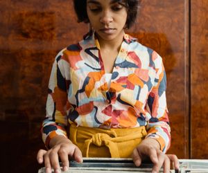 Modowa podróż do przeszłości. Pinterest ujawnił najsilniejszy trend nadchodzących miesięcy