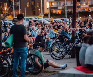 Tłumy ludzi i świetna atmosfera. Wystartowało plenerowe Kino Letnie w Centrum Historii Zajezdnia [GALERIA]