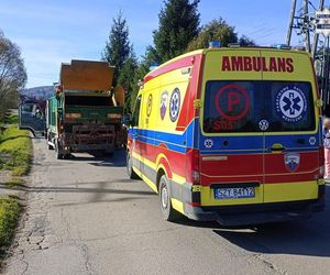 Motocyklista wjechał wprost pod śmieciarkę. Medycy ratowali dwie osoby