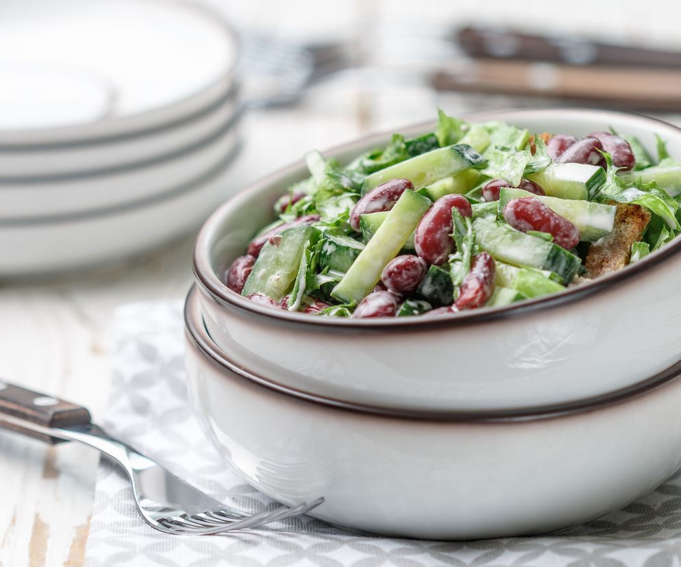 Sałatka z czerwonej fasoli i zielonego ogórka - sycąca, świeża, przepyszna