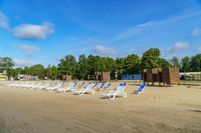 Darmowe leżaki i hamaki na plaży miejskiej w Giżycku. Zobacz zdjęcia