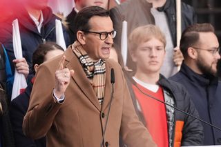 W takiej odsłonie jeszcze nie widzieliśmy Mateusza Morawieckiego! Wystylizował się na marsz PiS-u